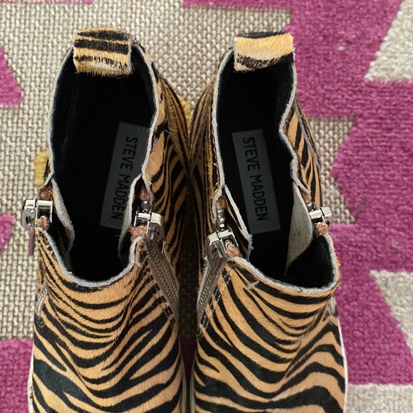 Size 5 Tiger print Steve Madden Wedges - Picture 3 of 3